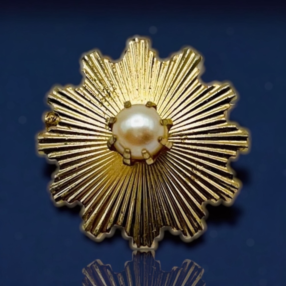 Darling Dainty Signed Coro Gold Tone Sunburst Brooch With Pearl Estate Pc - Picture 4 of 12